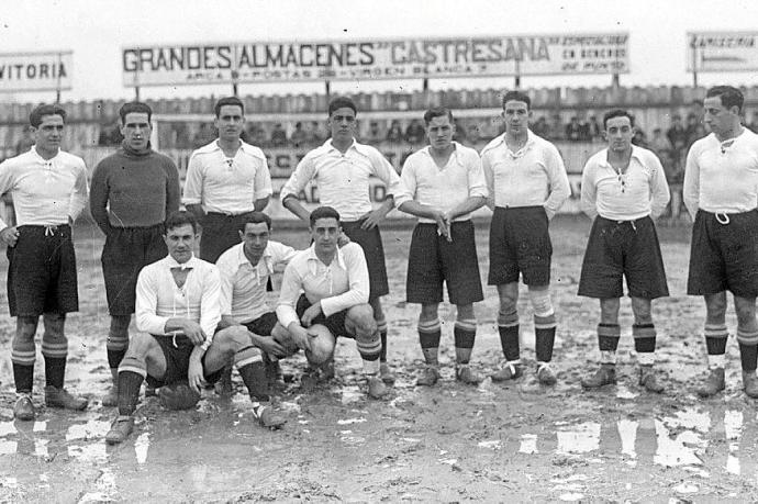 17 de febrero de 1929. Mendizorroza. Debut albiazul en Segunda División. Deportivo Alavés-Deportivo de la Coruña (3-1). De pie (izda. a dcha.): Urquiri, Beristain, Ibarrarán, Olivares, San Martín, Albéniz, Crespo y Modesto Echevarría. Agachados (izda. a d