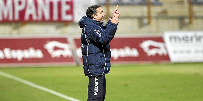 Javier Pereira dando órdenes desde el banquillo del Deportivo Alavés. El de Badajoz dirigió 28 partidos oficiales (23 de Liga, 1 del Campeonato de España y 4 de la Copa Federación) al conjunto albiazul. Foto: Archivo DNA