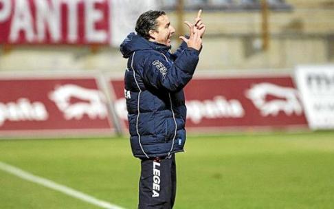 Javier Pereira dando órdenes desde el banquillo del Deportivo Alavés. El de Badajoz dirigió 28 partidos oficiales (23 de Liga, 1 del Campeonato de España y 4 de la Copa Federación) al conjunto albiazul. Foto: Archivo DNA Javier Pereira dando órdenes desde el banquillo del Deportivo Alavés. El de Badajoz dirigió 28 partidos oficiales (23 de Liga, 1 del Campeonato de España y 4 de la Copa Federación) al conjunto albiazul. Foto: Archivo DNA
