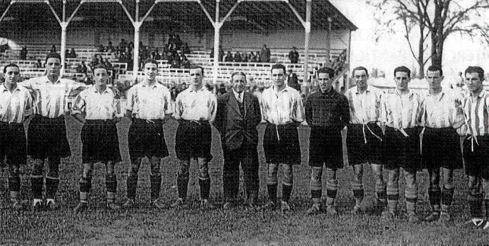 24 de noviembre de 1929. Mendizorroza. Deportivo Alavés-Baracaldo (2-1). (De izda. a dcha.): Crespo, Olivares, 'Chomin' Rey, Albéniz, Calero, Francisco Baonza (entrenador), Ibarrarán, Beristain, Antero, Ciriaco, 'Cachi' Miranda y Quincoces. Foto: Archivo