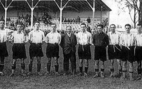 24 de noviembre de 1929. Mendizorroza. Deportivo Alavés-Baracaldo (2-1). (De izda. a dcha.): Crespo, Olivares, 'Chomin' Rey, Albéniz, Calero, Francisco Baonza (entrenador), Ibarrarán, Beristain, Antero, Ciriaco, 'Cachi' Miranda y Quincoces. Foto: Archivo 24 de noviembre de 1929. Mendizorroza. Deportivo Alavés-Baracaldo (2-1). (De izda. a dcha.): Crespo, Olivares, 'Chomin' Rey, Albéniz, Calero, Francisco Baonza (entrenador), Ibarrarán, Beristain, Antero, Ciriaco, 'Cachi' Miranda y Quincoces. Foto: Archivo