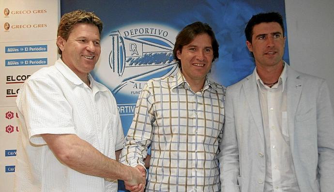 Julio Bañuelos presentado como entrenador para la temporada 2006-07 por Dmitry Piterman (presidente) y ‘Chuchi’ Cos (secretario técnico). Foto: Archivo Grupo Noticias