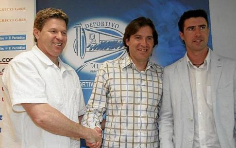 Julio Bañuelos presentado como entrenador para la temporada 2006-07 por Dmitry Piterman (presidente) y ‘Chuchi’ Cos (secretario técnico). Foto: Archivo Grupo Noticias