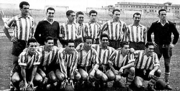 2 de diciembre de 1953. Estadio José Zorrilla. El Deportivo Alavés hace de 'sparring' de la Selección de España. De pie (izda. a dcha.): Erezuma, Berasaluce, Bolado, Delegado del Club, Aitor, Gorospe, Ibarra y Calderón (portero suplente). Agachados (izda.