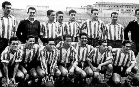 2 de diciembre de 1953. Estadio José Zorrilla. El Deportivo Alavés hace de 'sparring' de la Selección de España. De pie (izda. a dcha.): Erezuma, Berasaluce, Bolado, Delegado del Club, Aitor, Gorospe, Ibarra y Calderón (portero suplente). Agachados (izda. 2 de diciembre de 1953. Estadio José Zorrilla. El Deportivo Alavés hace de 'sparring' de la Selección de España. De pie (izda. a dcha.): Erezuma, Berasaluce, Bolado, Delegado del Club, Aitor, Gorospe, Ibarra y Calderón (portero suplente). Agachados (izda.
