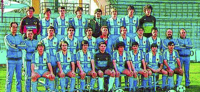 Deportivo Alavés 1983-84. 1ª Fila (Izda. a dcha.): Iñaki Bergara, Galarraga, Iñaki Ibáñez, Fernando Núñez, Julián Ortiz Gil (presidente), Idigoras, ‘Juanjo’ y ‘Txisko’. 2ª Fila (izda. a dcha.): Ángel Hernández (masajista), Damián Benito (utillero), López