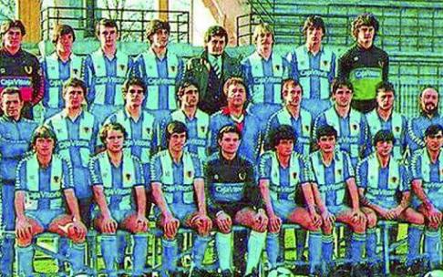 Deportivo Alavés 1983-84. 1ª Fila (Izda. a dcha.): Iñaki Bergara, Galarraga, Iñaki Ibáñez, Fernando Núñez, Julián Ortiz Gil (presidente), Idigoras, ‘Juanjo’ y ‘Txisko’. 2ª Fila (izda. a dcha.): Ángel Hernández (masajista), Damián Benito (utillero), López Deportivo Alavés 1983-84. 1ª Fila (Izda. a dcha.): Iñaki Bergara, Galarraga, Iñaki Ibáñez, Fernando Núñez, Julián Ortiz Gil (presidente), Idigoras, ‘Juanjo’ y ‘Txisko’. 2ª Fila (izda. a dcha.): Ángel Hernández (masajista), Damián Benito (utillero), López