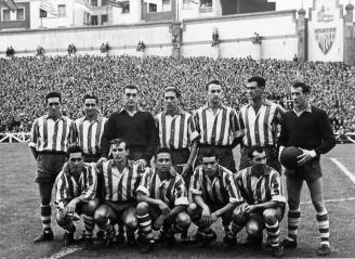 12 de setiembre de 1954. Athletic-Alavés (4-0). De pie (izda. a dcha.): Sanz, 'Primi', Berasaluce, Bolado, Gorospe, Erezuma y Carlos Larrañaga (portero suplente). Agachados (izda. a dcha.): Etxeandia, Wilson, Roth, Etxaniz e Ibarra.