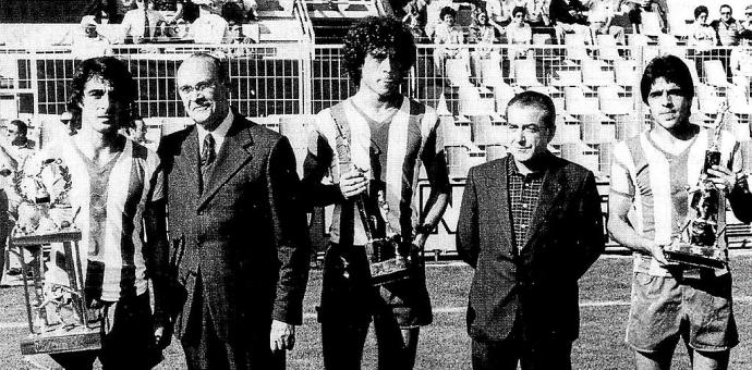 Félix Díaz de Espada, segundo por la izquierda, tras 40 años de exilio regresó a Vitoria en 1977. Intervino en los 5 partidos de la promoción de ascenso a la Serie 'B' de Vizcaya, en el año 1924. De izda. a dcha.: Zuluaga, Espada, Valdano, José Mari Greño