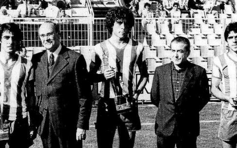 Félix Díaz de Espada, segundo por la izquierda, tras 40 años de exilio regresó a Vitoria en 1977. Intervino en los 5 partidos de la promoción de ascenso a la Serie 'B' de Vizcaya, en el año 1924. De izda. a dcha.: Zuluaga, Espada, Valdano, José Mari Greño