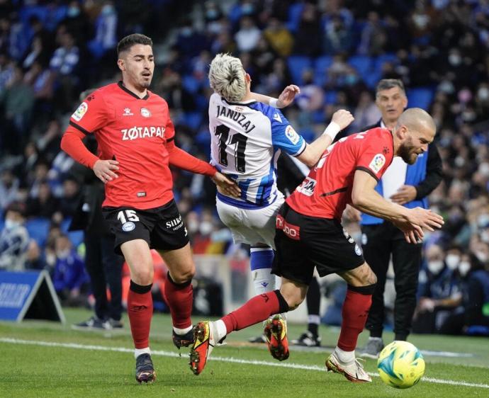 Januzaj es objeto de una falta, en el partido de ayer.