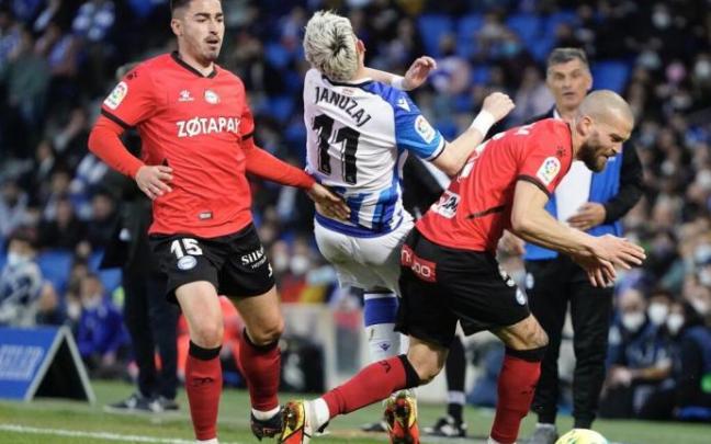 Januzaj es objeto de una falta, en el partido de ayer.