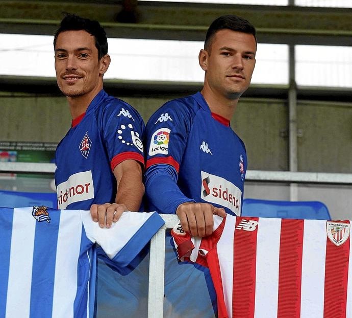 Josu Ozkoidi y Gorka Zurutuza posan con las camisetas de la Real y del Athletic.