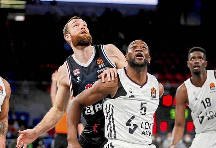 Costello lucha por el rebote con Kahudi en el duelo del pasado jueves ante el Asvel. Foto: Jorge Muñoz