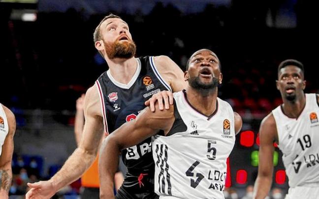 Costello lucha por el rebote con Kahudi en el duelo del pasado jueves ante el Asvel. Foto: Jorge Muñoz