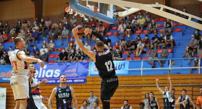 Ludde Hakanson acaba una jugada en mate durante la final de la Euskal Kopa de septiembre en Santurtzi.