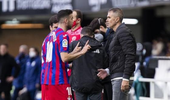 Gaizka Garitano da instrucciones durante un partido al cargo del Eibar.