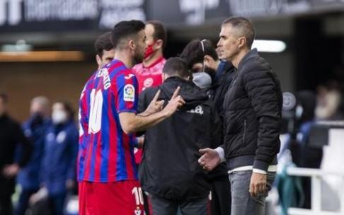 Gaizka Garitano da instrucciones durante un partido al cargo del Eibar.