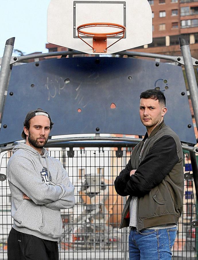 Beñat Hevia y Xabi Oroz posan en una cancha de baloncesto de El Antiguo a pocas horas de medirse en el derbi de Illunbe.