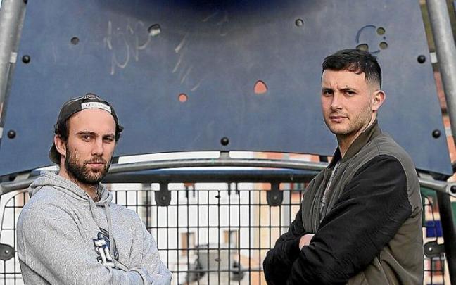 Beñat Hevia y Xabi Oroz posan en una cancha de baloncesto de El Antiguo a pocas horas de medirse en el derbi de Illunbe.
