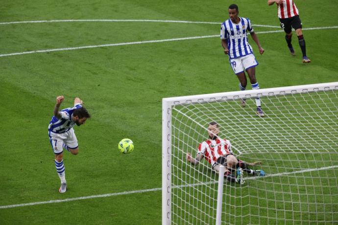 Portu marca ante Iñigo Martínez el 0-1 con el que terminó el último derbi de San Mamés, el 31 de diciembre de 2020.