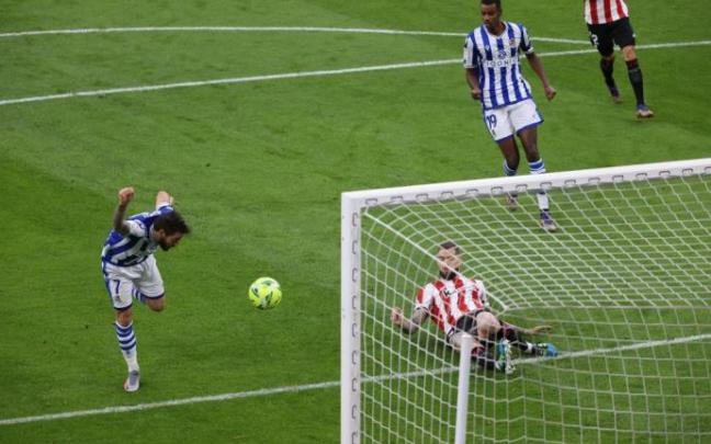 Portu marca ante Iñigo Martínez el 0-1 con el que terminó el último derbi de San Mamés, el 31 de diciembre de 2020.