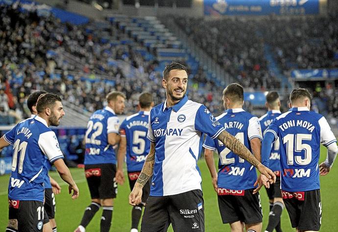 Joselu celebra el tanto del empate ante la Real Sociedad en Mendizorroza. Foto: Josu Chavarri