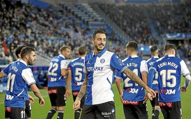 Joselu celebra el tanto del empate ante la Real Sociedad en Mendizorroza. Foto: Josu Chavarri