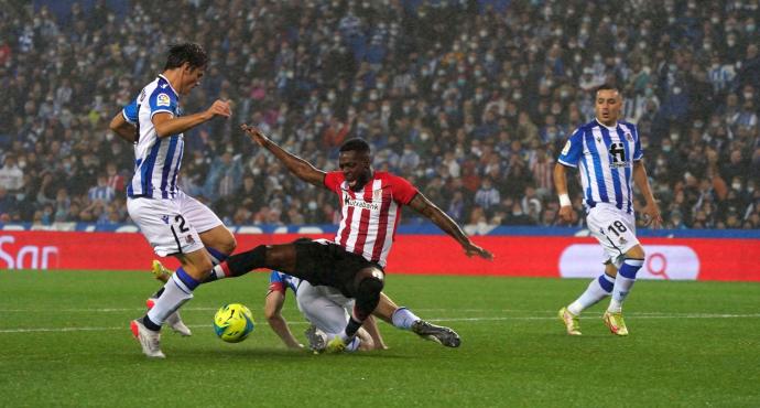 Instante en el que Elustondo derriba a Iñaki Williams en el segundo minuto del partido, jugada dentro del área en la que el colegiado no vio nada punible.