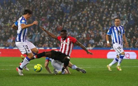 Instante en el que Elustondo derriba a Iñaki Williams en el segundo minuto del partido, jugada dentro del área en la que el colegiado no vio nada punible.