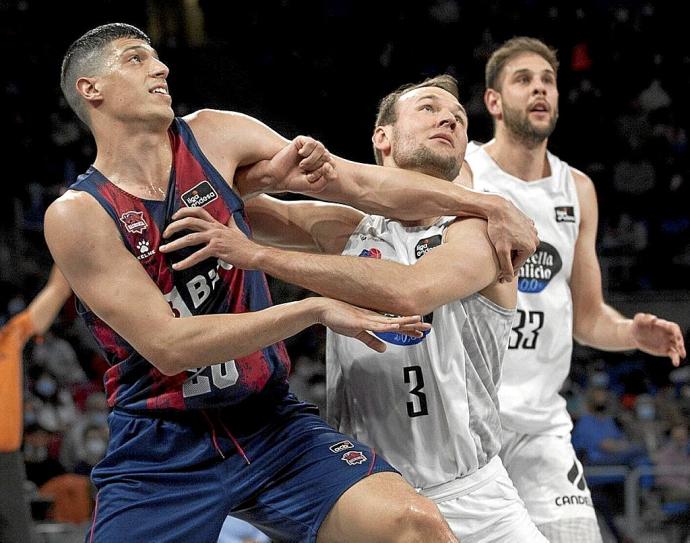 Fontecchio pelea por la posición con Kacinas (Breogán) en el último duelo liguero. Foto: Josu Chavarri