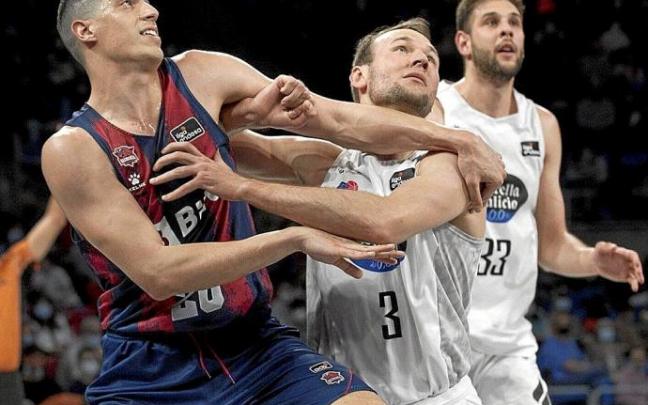 Fontecchio pelea por la posición con Kacinas (Breogán) en el último duelo liguero. Foto: Josu Chavarri