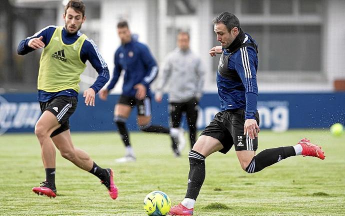 Kike García se dispone a golpear al balón ante la oposición de Unai Dufur. Foto: CA Osasuna