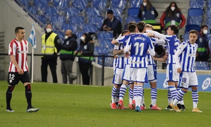 Los jugadores de la Real celebran el gol marcado ante el Athletic, obra de Roberto López, en el último derbi.