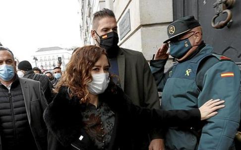 Un agente de la Guardia Civil saluda a la presidenta madrileña al inicio de la marcha de ayer contra la reforma de la ‘ley mordaza’. Foto: Efe Un agente de la Guardia Civil saluda a la presidenta madrileña al inicio de la marcha de ayer contra la reforma de la ‘ley mordaza’. Foto: Efe