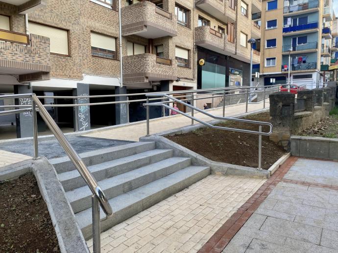 Accesos renovados a la Herriko plaza.