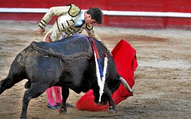 La terna (Vara, Esaú y Adoureño) fue paseada a hombros y salió por la puerta grande.