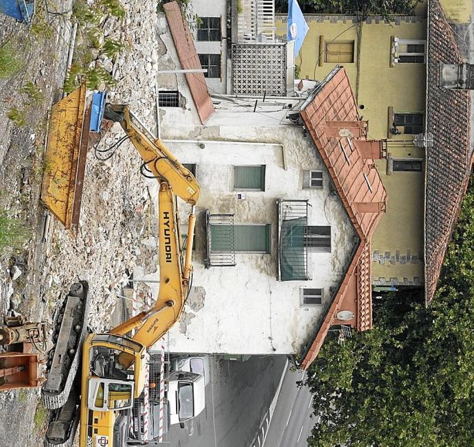 Una máquina derriba uno de los edificios de El Infierno, ayer.