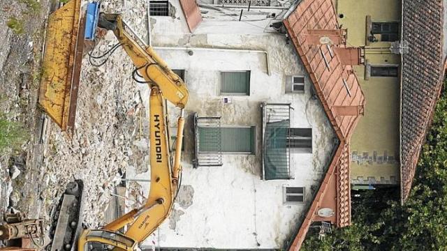 Una máquina derriba uno de los edificios de El Infierno, ayer.