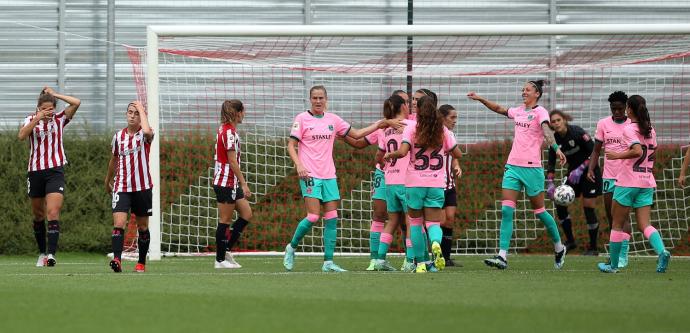 Las jugadoras del Athletic se lamentan tras encajar un gol del Barcelona en Lezama.