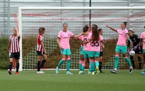 Las jugadoras del Athletic se lamentan tras encajar un gol del Barcelona en Lezama.