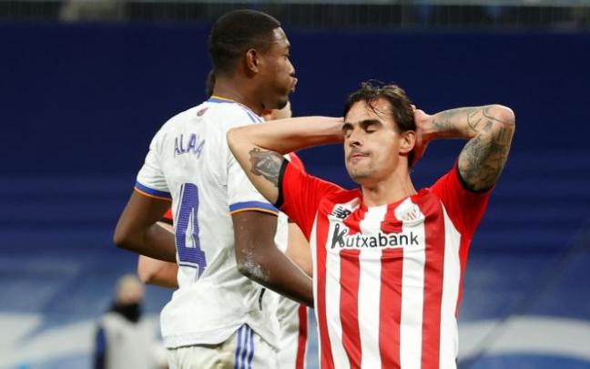 Dani García se lamenta tras la ocasión fallada que le sacó en boca de gol Lucas Vázquez.