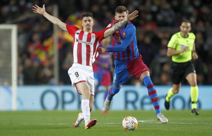Gerard Piqué agarra a Oihan Sancet en un lance del encuentro de anoche entre el Barcelona y el Athletic.
