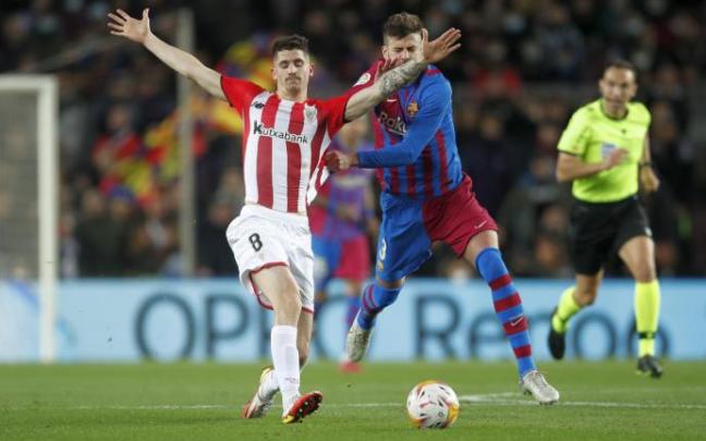 Gerard Piqué agarra a Oihan Sancet en un lance del encuentro de anoche entre el Barcelona y el Athletic.
