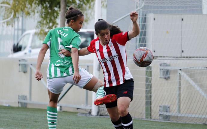 La delantera rojiblanca Peke intenta zafarse de la presión de una contrincante en el duelo ante el Betis de ayer domingo.