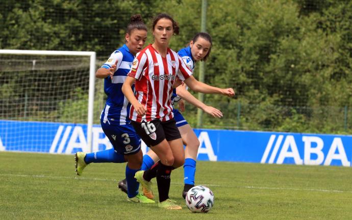 La rojiblanca Ane Azkona conduce el balón ante la presencia de dos jugadoras del Deportivo en el duelo de ayer domingo.