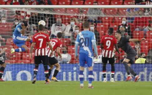 Momento en el que Falcao, absolutamente libre de marca, cabecea para lograr el segundo gol de los de Iraola en el minuto 95.
