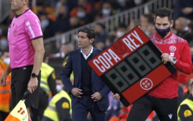 Marcelino García Toral, con cara de circunstancias, en la zona técnica de Mestalla.