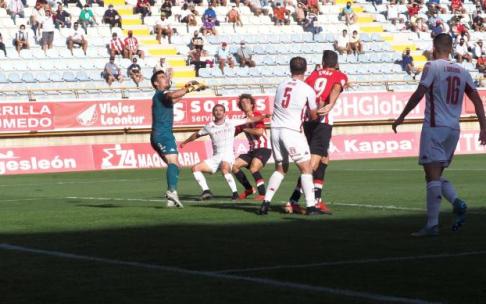 Un momento del partido. Un momento del partido.