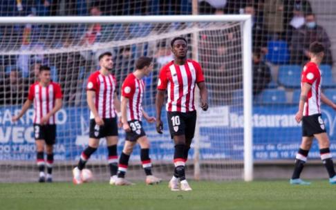 Los jugadores del Bilbao Athletic se lamentan de la goleada recibida ante el Talavera.